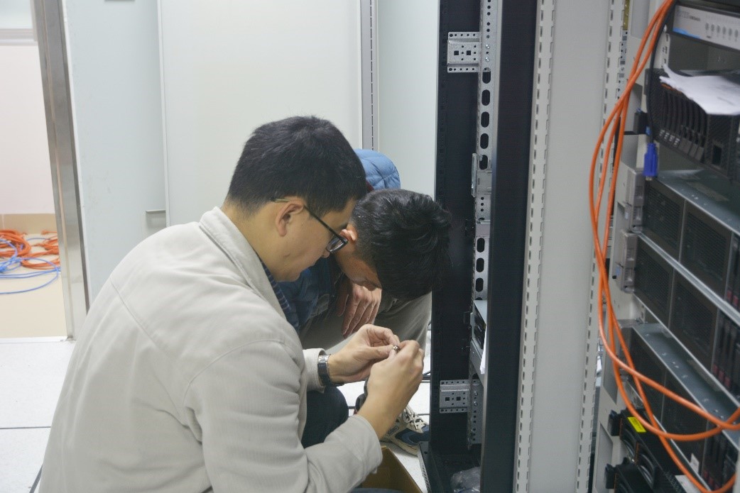 比特豹工程師在機(jī)房搬遷中對(duì)網(wǎng)絡(luò)線路進(jìn)行接線